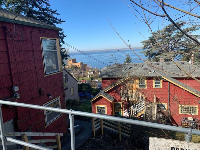 Foto del edificio - Bay-View 1Bed/1Bath Duplex Near WWU