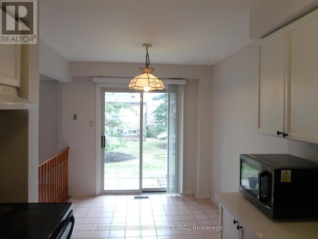 Building Photo - 2550 Thomas St