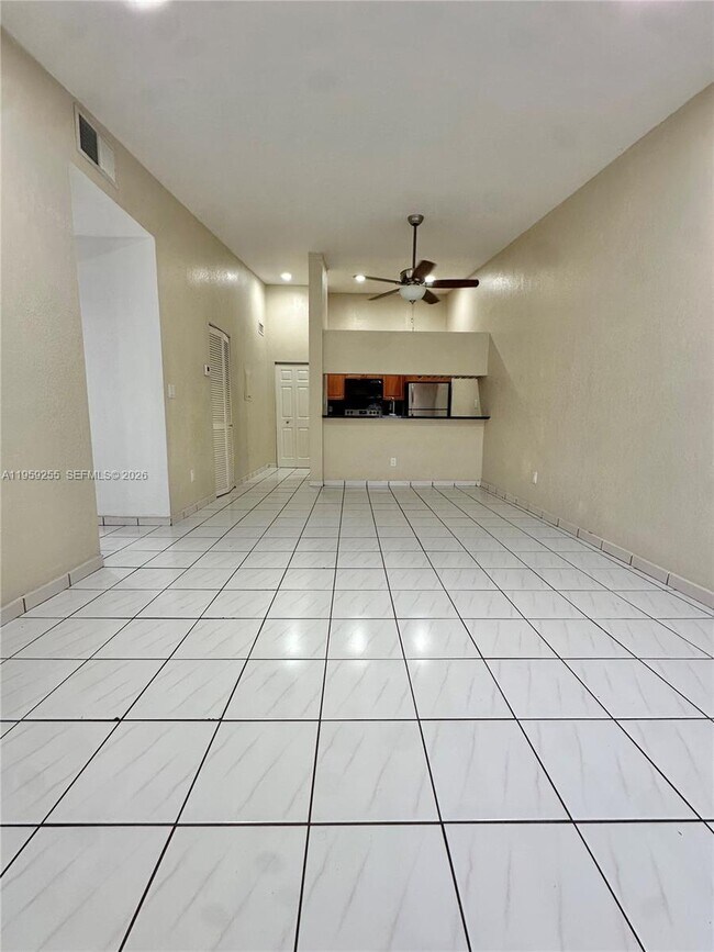 Foto del edificio - 18240 Mediterranean Blvd