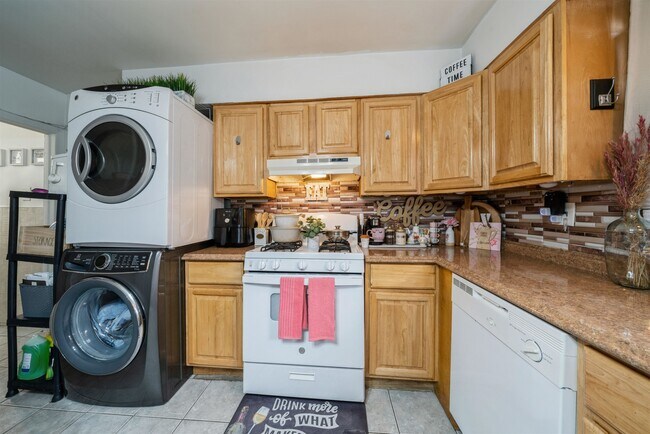 Building Photo - 555 61st St