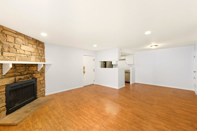 Building Photo - Fully Remodeled 3 Bedroom, 2 Bath Condo Re...