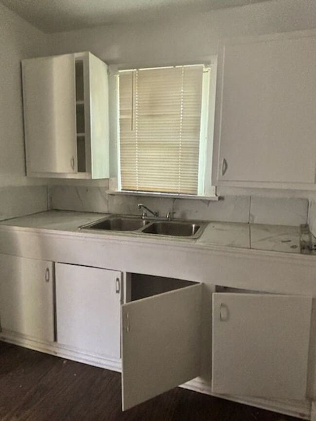 Building Photo - 320 Heloise St