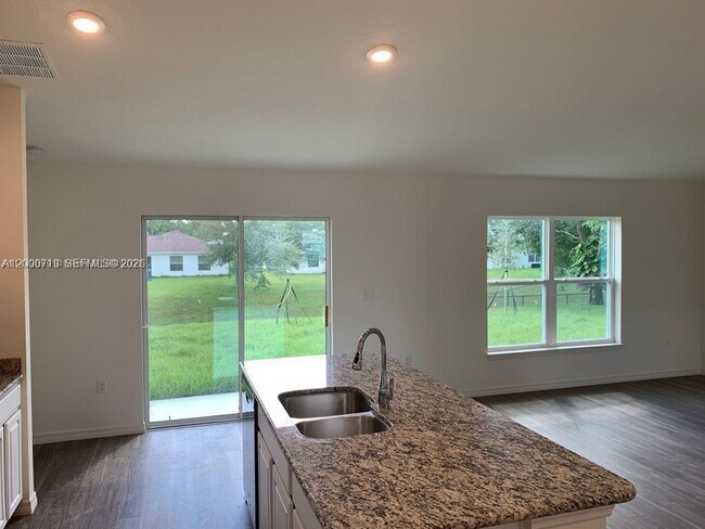 Foto del edificio - 2217 SW Halissee St