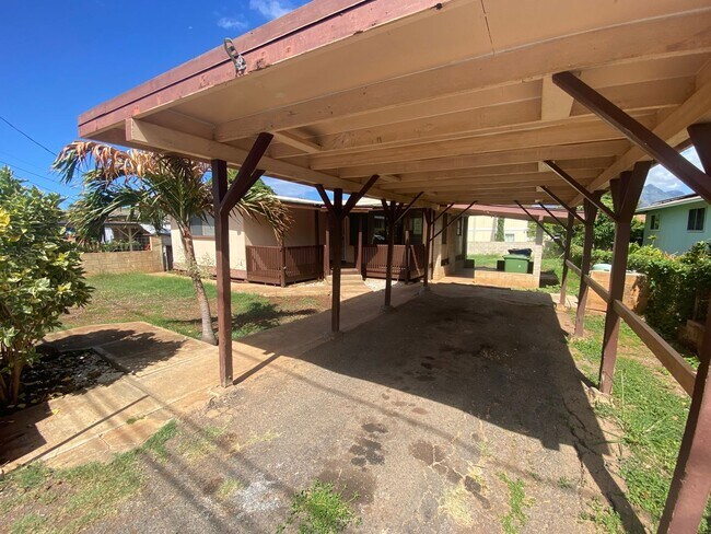 Foto del edificio - Maili Three Bedroom