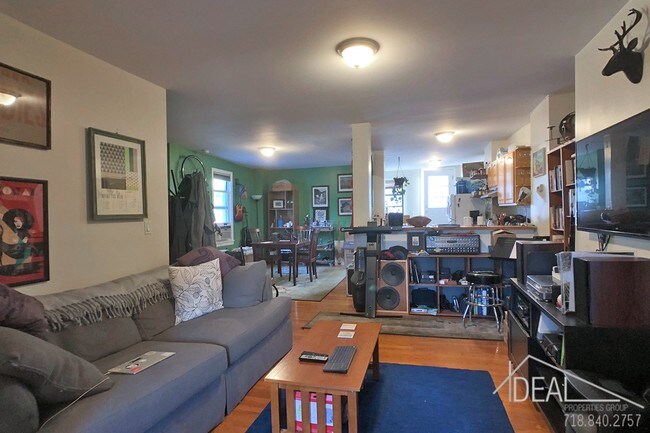 Foto del edificio - 572 Sackett Street #1R