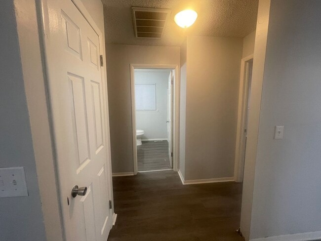 Building Photo - -Check out this cozy 2 bedroom 1 bathroom ...