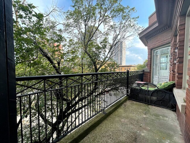 Building Photo - 4124 N Clarendon Ave