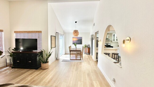 Foto del edificio - Beautifully Updated Single-story Condo in the Desirable and Peaceful Los Arbolitos No. 8 Communit...