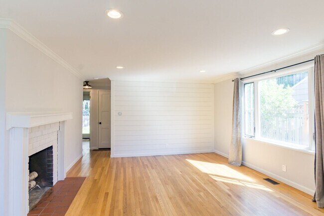 Building Photo - 3Bd/1Ba Seattle House