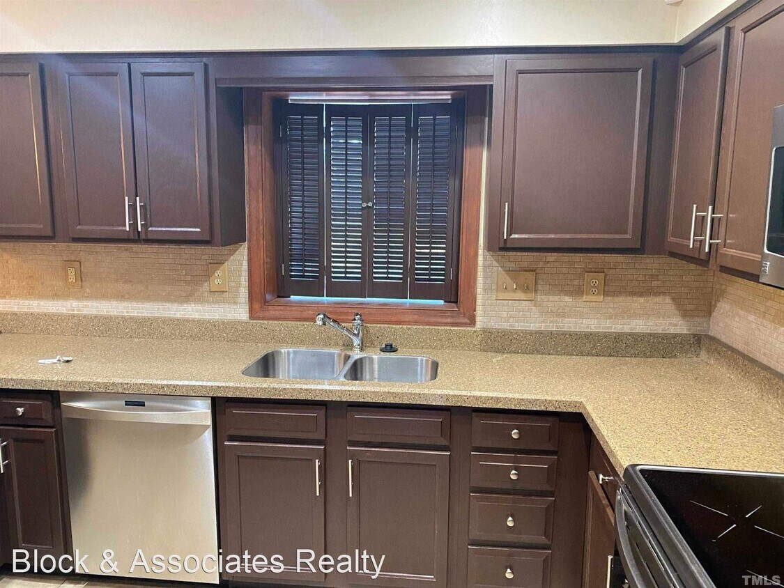 Primary Photo - 3 br, 2.5 bath House - 5 Trump Court