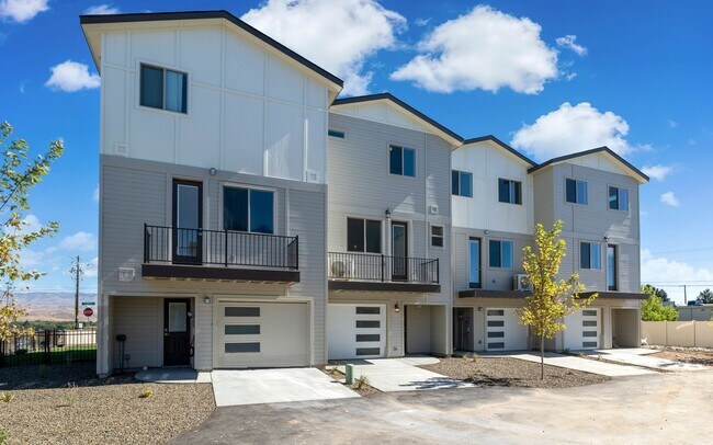 Building Photo - EASY CARE, HIGH EFFICIENCY TRI-LEVEL TOWNH...