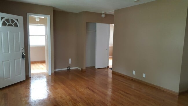 Foto del edificio - 8630 Forest Ave