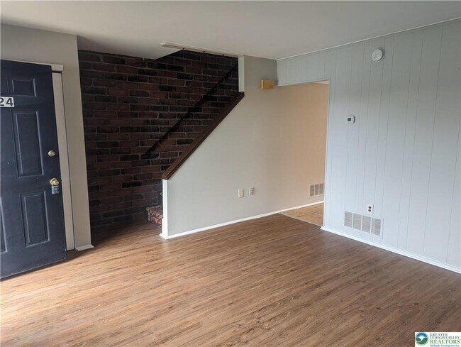 Foto del edificio - 107 E Hillcrest Ln