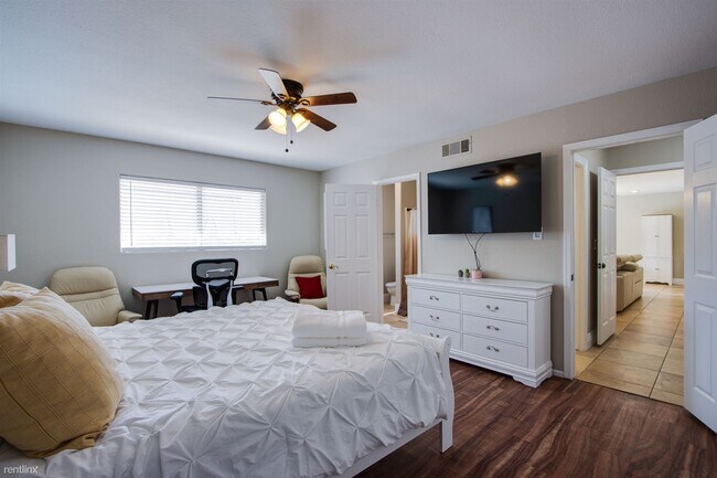 Foto del edificio - 1 br, 2 bath Duplex - 1012 Eugene Cernan S...