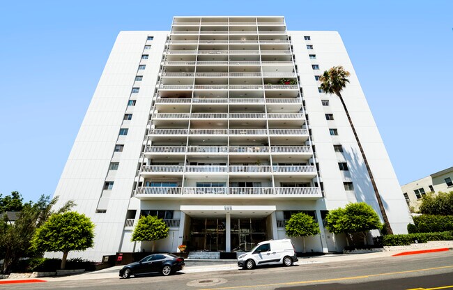 Building Photo - 999 N Doheny Dr