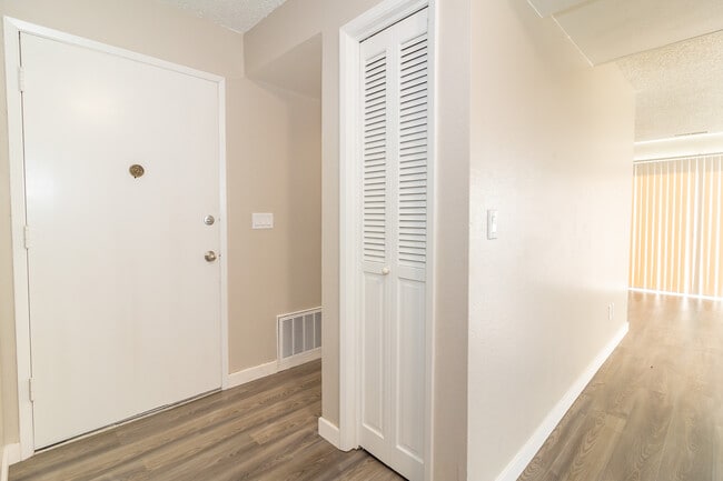2 Bedroom - Entryway - Battle Creek Lodges