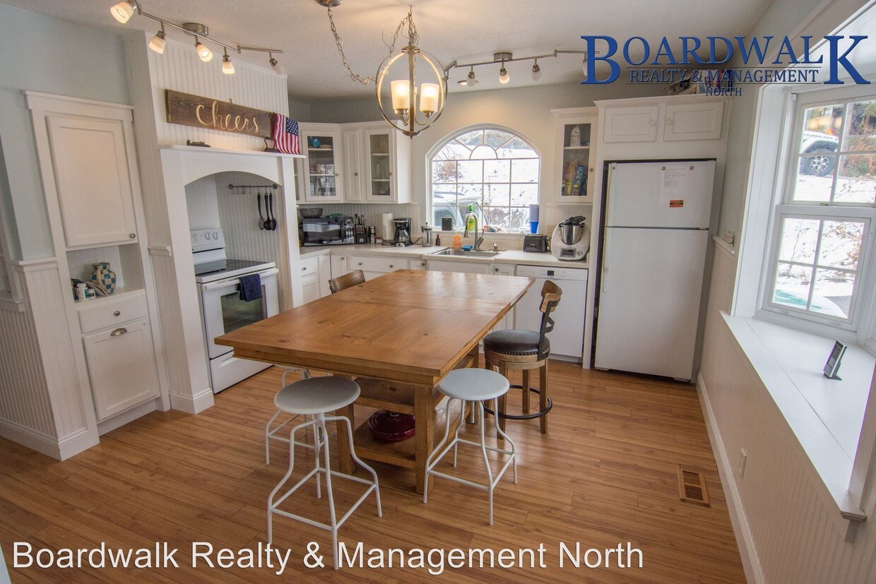 Foto principal - 3 br, 2 bath House - 2594 Viking Dr