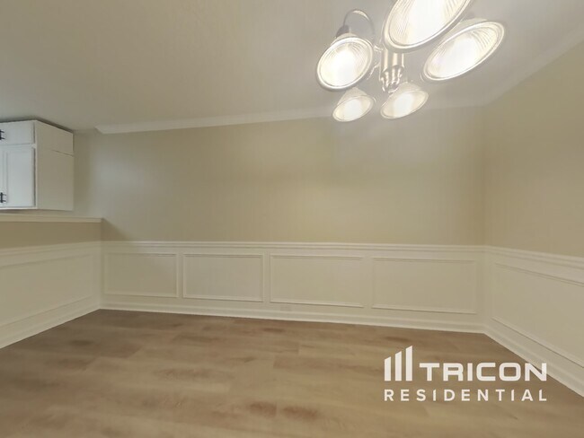 Foto del edificio - 373 Hidden Creek Ln