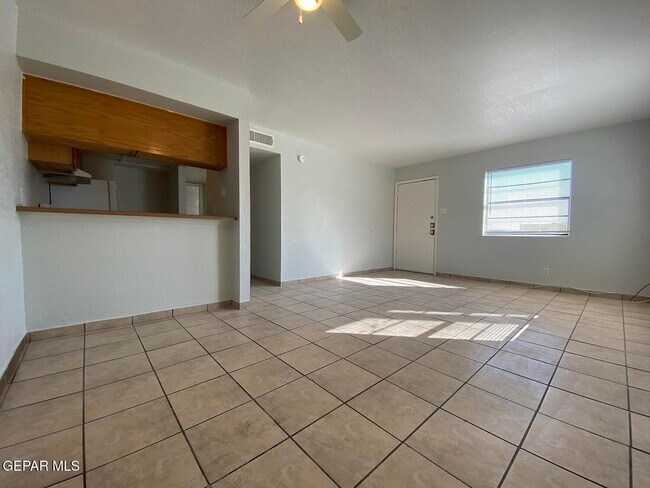 Foto del edificio - 4700 Maxwell Ave