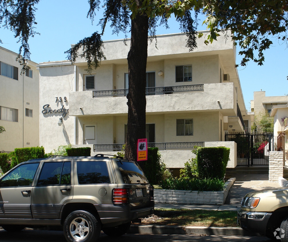 739 N Sweetzer Ave, West Hollywood, CA 90069 Apartments in West