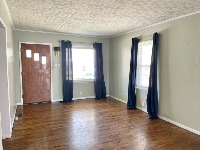 Foto del edificio - East Side Gem – Spacious 2BR Home with 2 C...