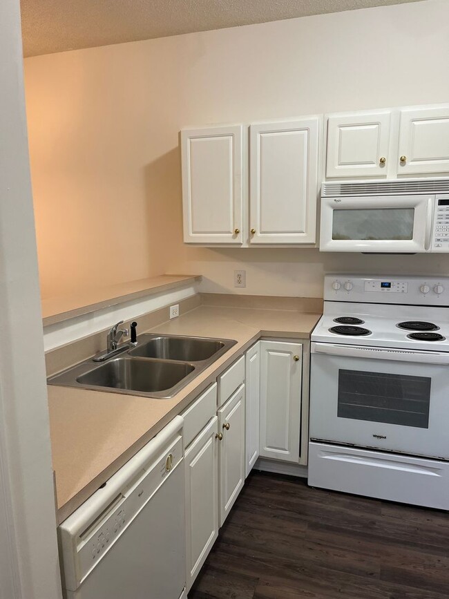 Building Photo - Spacious condo in excellent location