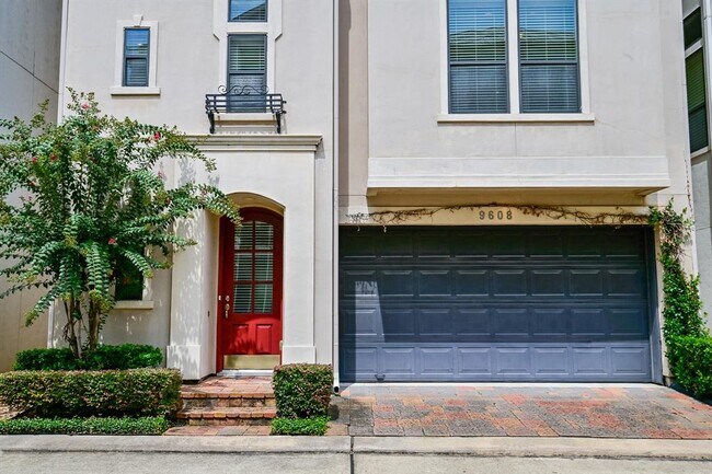 Foto del edificio - 9608 Pemberton Cres Dr