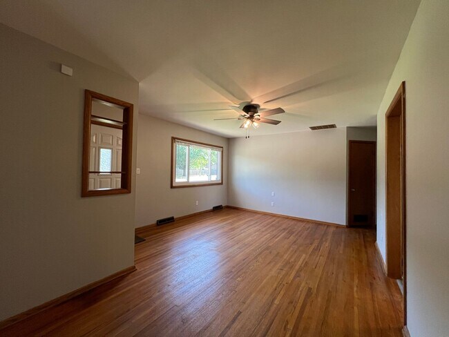 Foto del edificio - Newly Remodeled 3 Bed 1 Bath Home in Derby!!