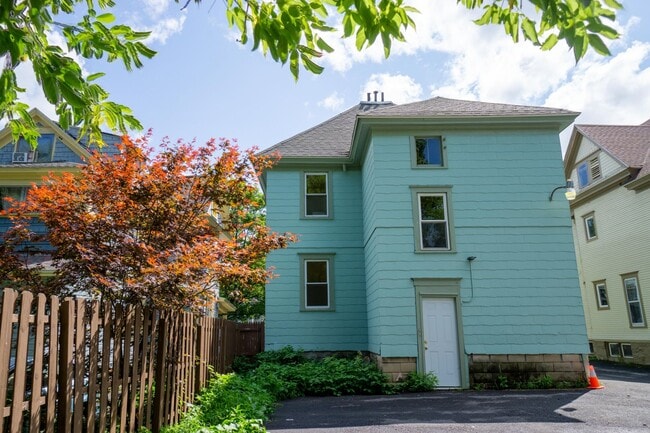 Building Photo - AVAILABLE 8/1/26 - Bright, Beautiful Flat ...