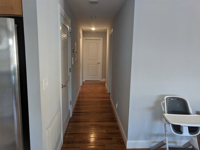 Building Photo - 517 Elm St