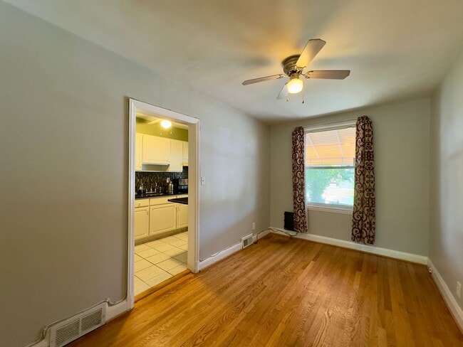 Building Photo - Charming 2 Bedroom/1 Bathroom in Parkville...