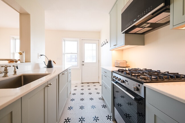 Foto del edificio - 2040 Montreal Ave