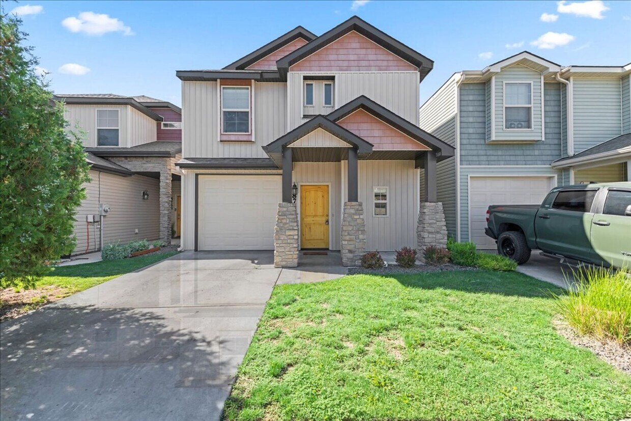Primary Photo - Centrally Located 3 Bedroom 2.5 Bathroom Home