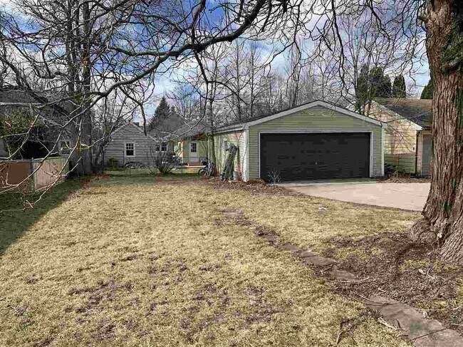 Large Yard - 1435 Ohio St