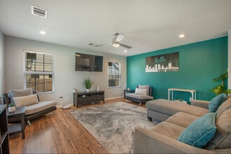 Building Photo - 958 E Allen Ave