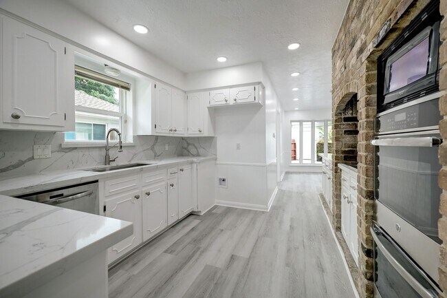 Foto del edificio - 9807 Braewick Dr