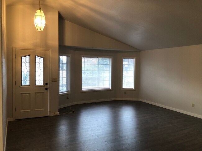 Foto del edificio - 1372 Glengrove Ave