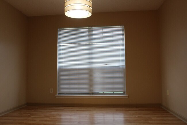 Foto del edificio - 504 Bedford Ct