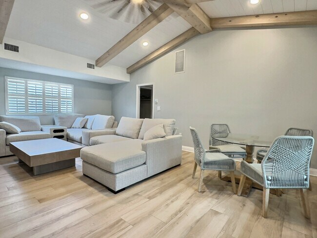 Foto del edificio - 5860 Midnight Pass Rd