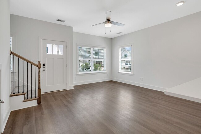 Foto del edificio - Spacious 2-Bedroom Home with Bonus Room