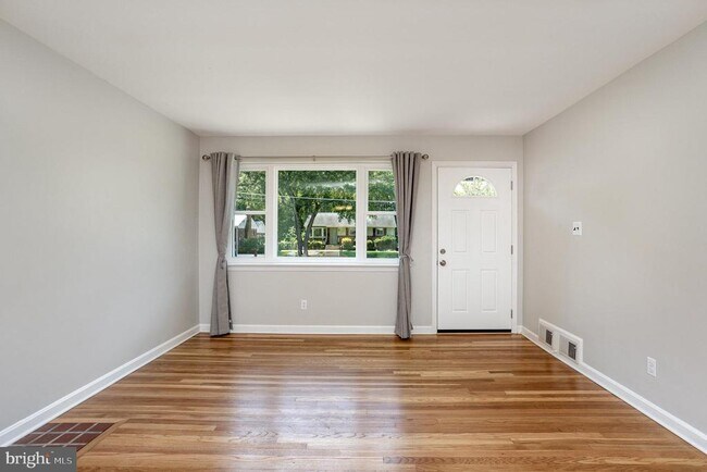 Foto del edificio - 3233 Holly Hill Dr