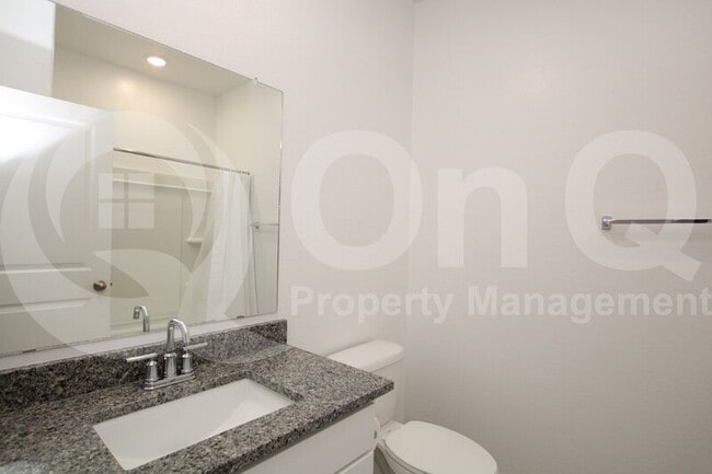 Building Photo - 1566 E Fletcher Dr