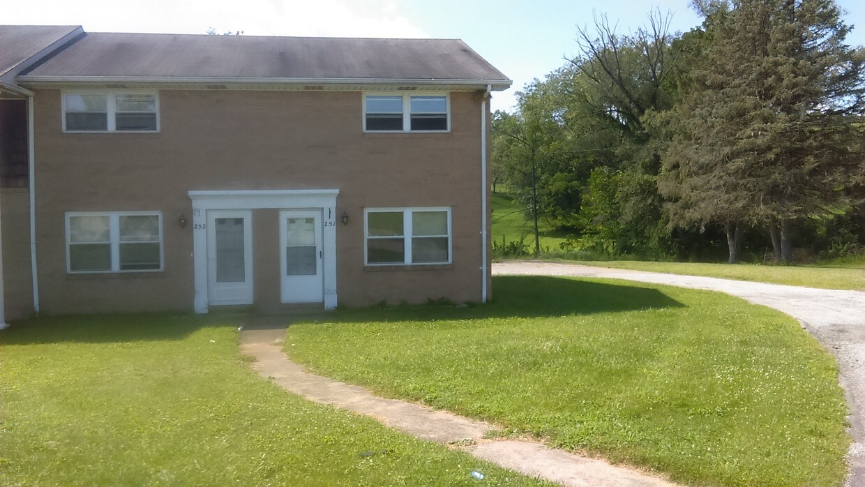 251 Parker St, Houston, PA 15342 Townhome Rentals in Houston PA