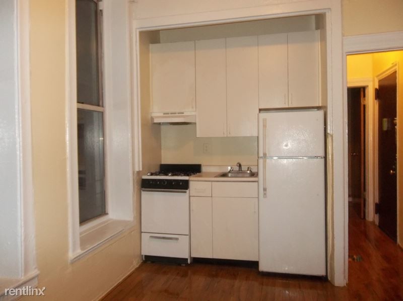 Building Photo - Studio, 1 bath Apartment - 2465 Tratman Ave