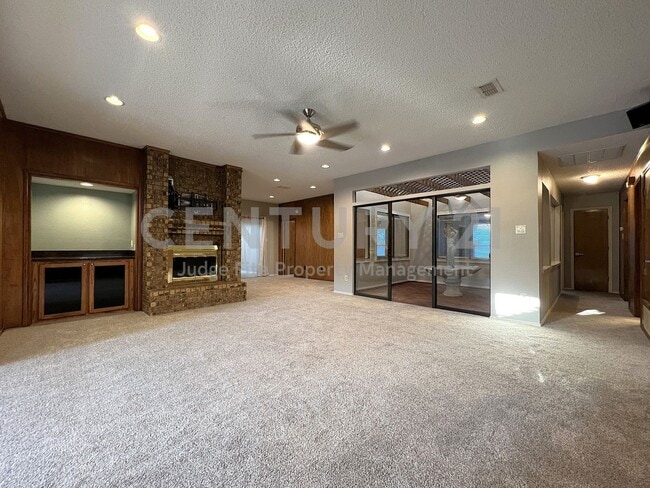 Photo - Spacious Single Story 3/2/2 Situated in Prime Bedford Location For Rent! House