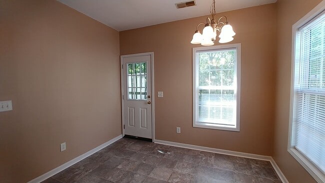 Building Photo - Freshly Painted Townhome