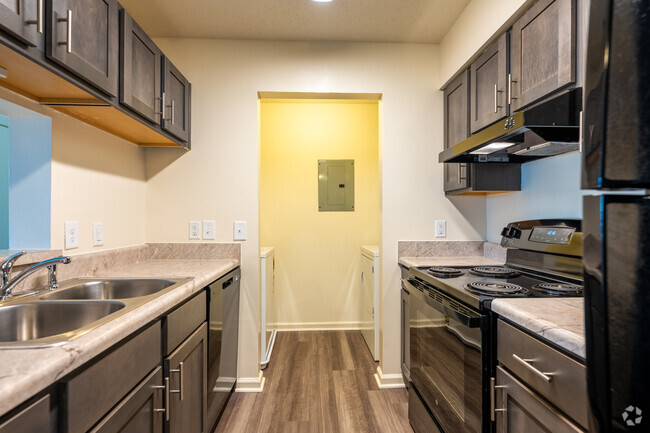 2BR, 2BA - Kitchen - Salem Run Apartments