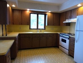 Building Photo - 213 Crystal Vly Dr