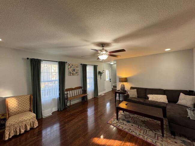 Building Photo - Welcome to this charming and spacious home!