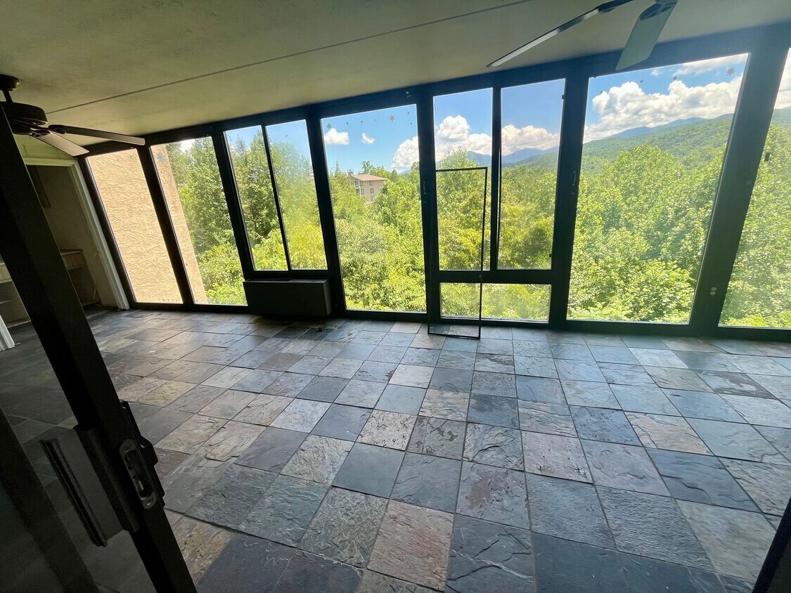 Foto principal - One-Level Condo -- Just Minutes from Town!!!!